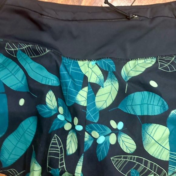 Oiselle Women’s 8 Black and green shorts - Picture 8 of 8